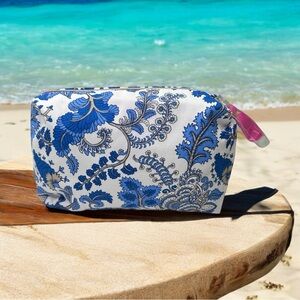 Two Sided Pattern Estée Lauder Makeup
Travel Clutch